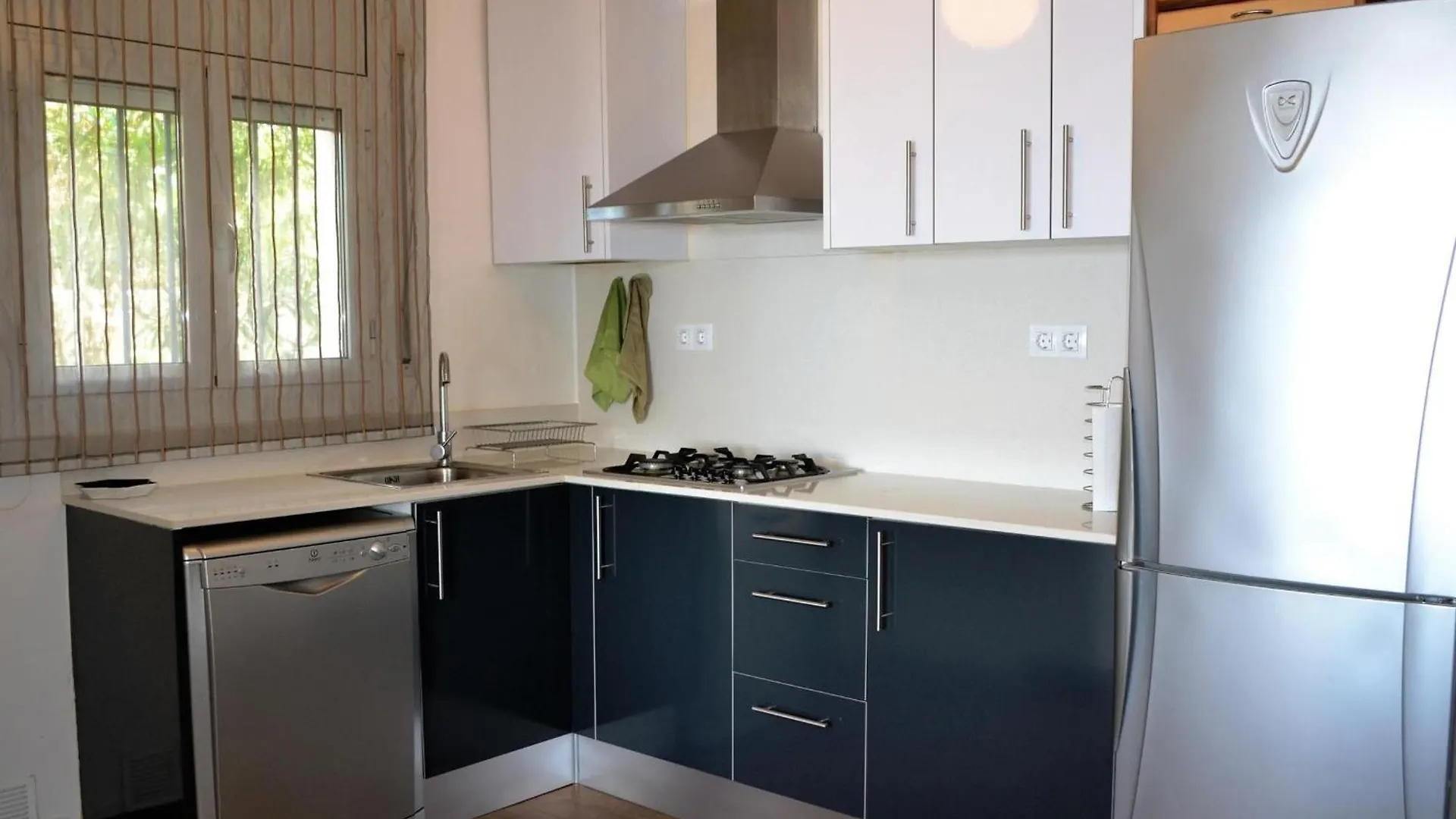 Apartamento Reformado Con Jardin Y Terraza Frente Al Mar En Cap Ras, Cerca De Llanca, Acepta Mascotas - Es-170-29 Spain